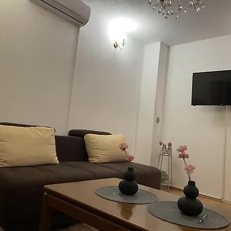Eni Apartment *